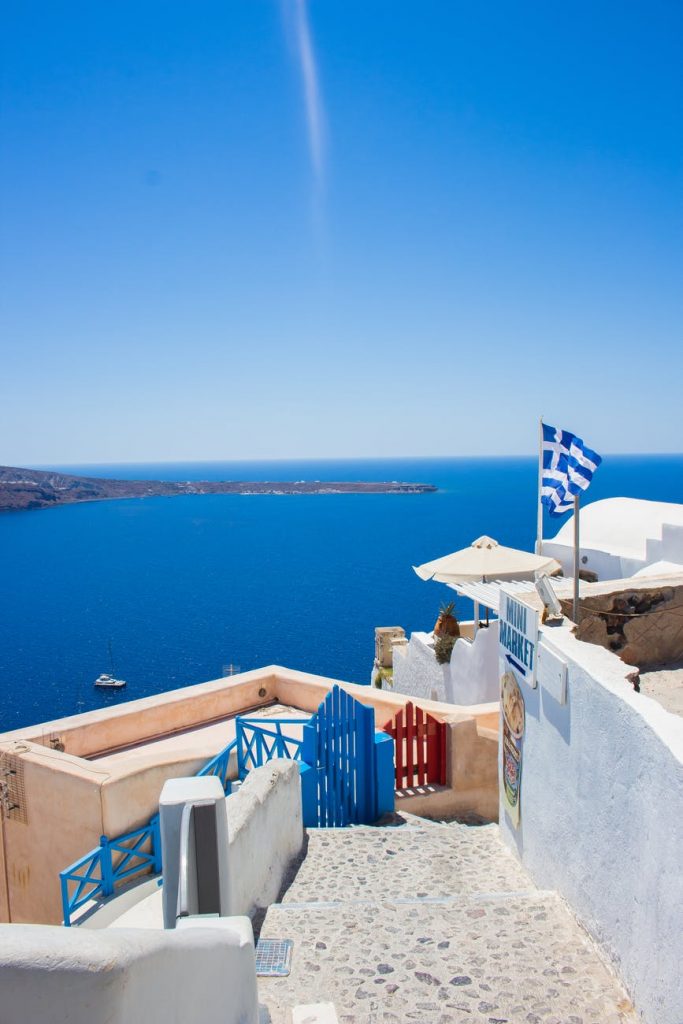 bianco e blu come i colori della bandiera greca