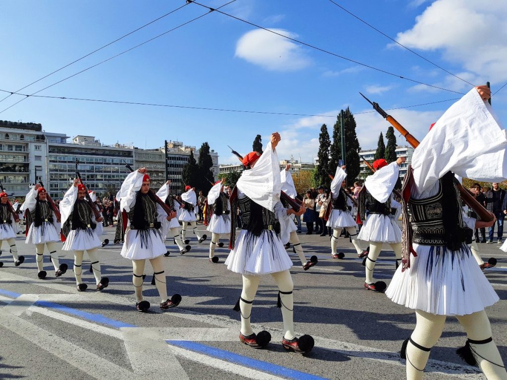 Il giorno del No: parata militare nelle vie di Piazza Syntagma 