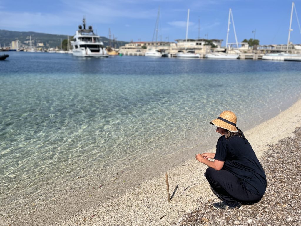 Cosa fare a Lefkada in due giorni: decisi di fare una sosta ad Ammoglossa notai una donna che pescava con la lenza 