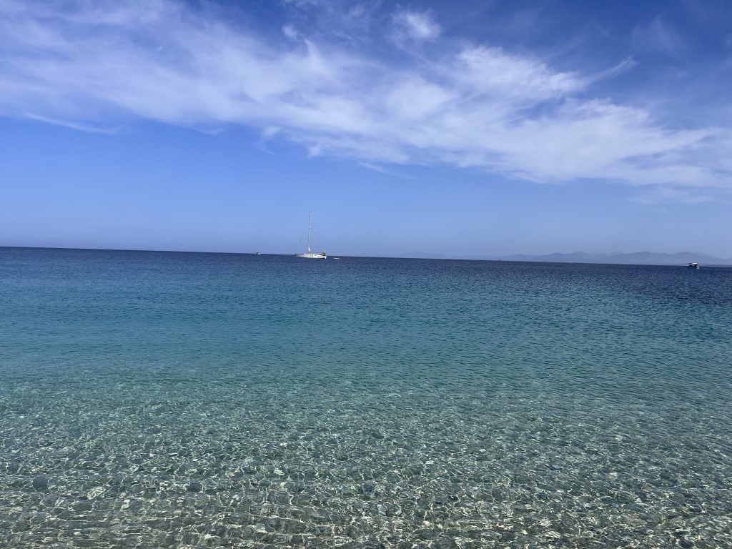 Cosa fare a Lefkada in due giorni: i colori meravigliosi di Kastro beach, la spiaggia oltre il muraglione che la divise da Ammoglossa 