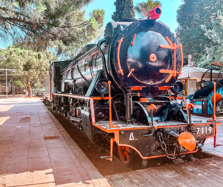 A pochi passi dal centro storico si trova il Parco comunale ferroviario, un vero museo dei treni a cielo aperto