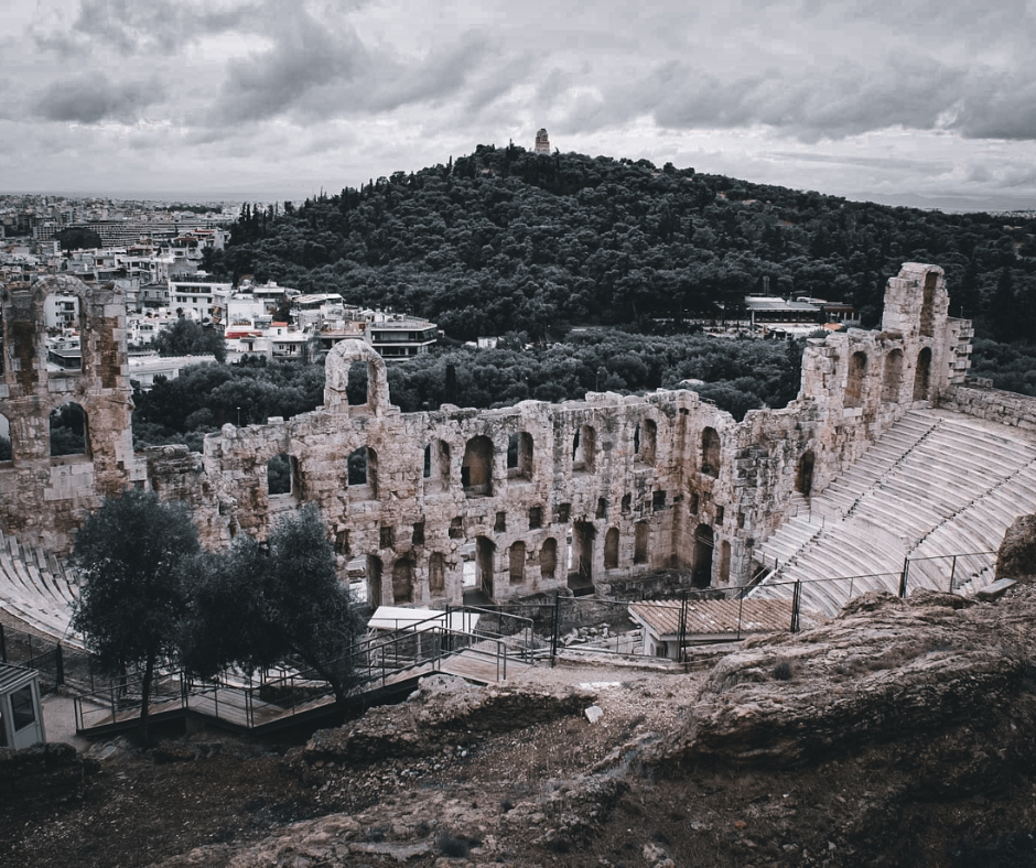 'Odeon di Erode Attico è situato sulle pendici meridionali della collina dell'Acropoli di Atene
