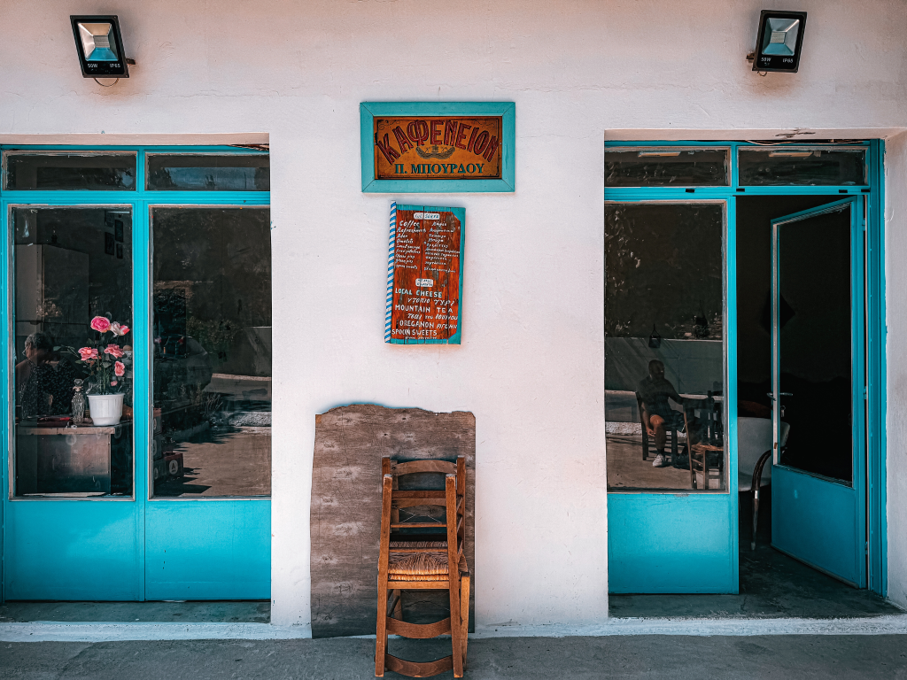 Kafeneio greco nascosto tra le strade dell’Eubea, vicino al Ponte degli Innamorati