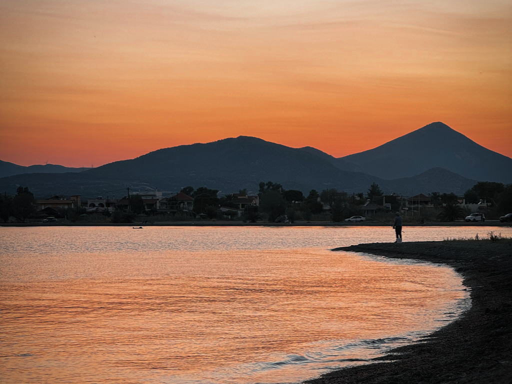 Il sole che cala sul mare a Lefkandi, costa occidentale di Evia